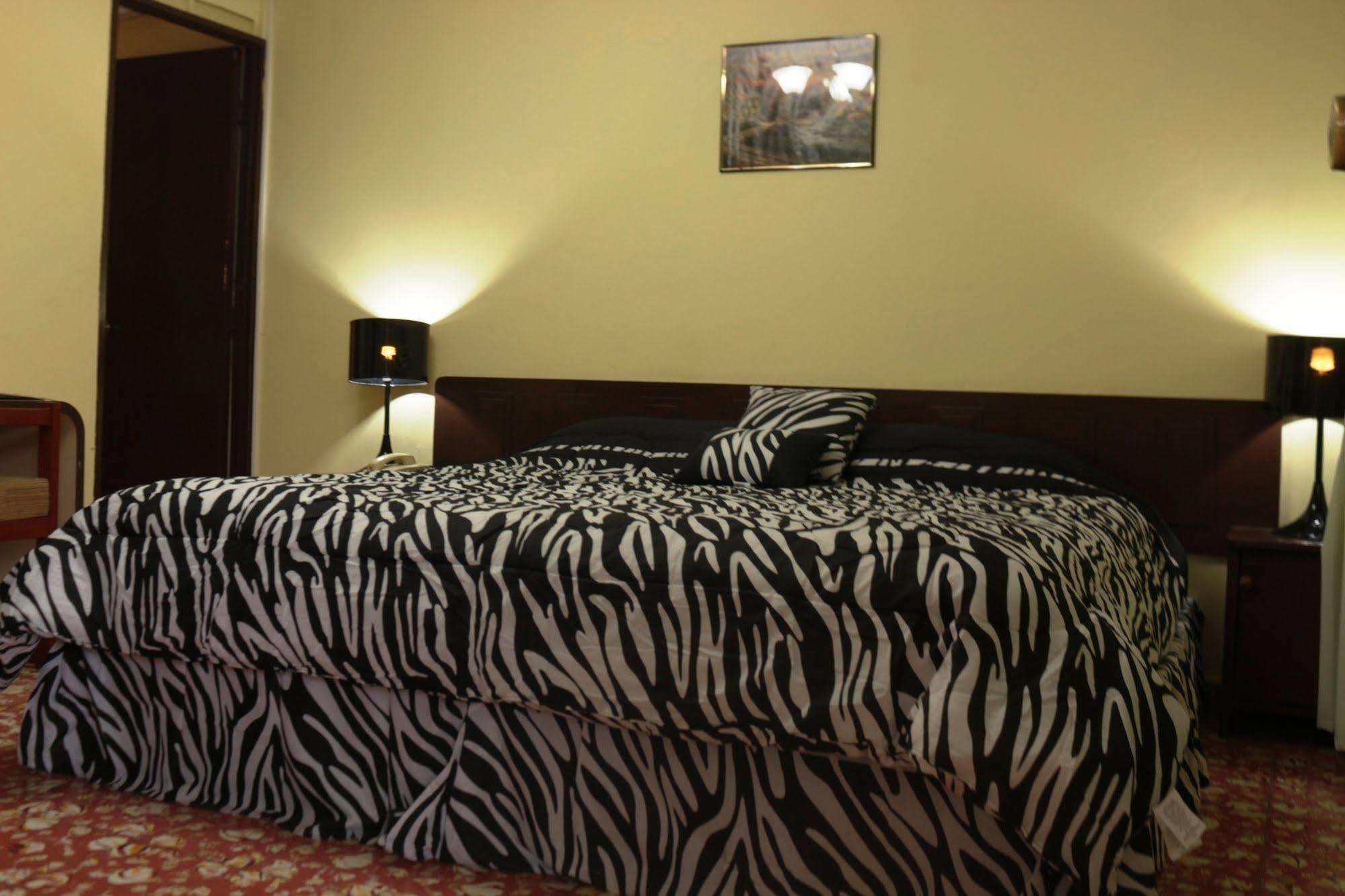 Hotel Grecia Real San Salvador Extérieur photo